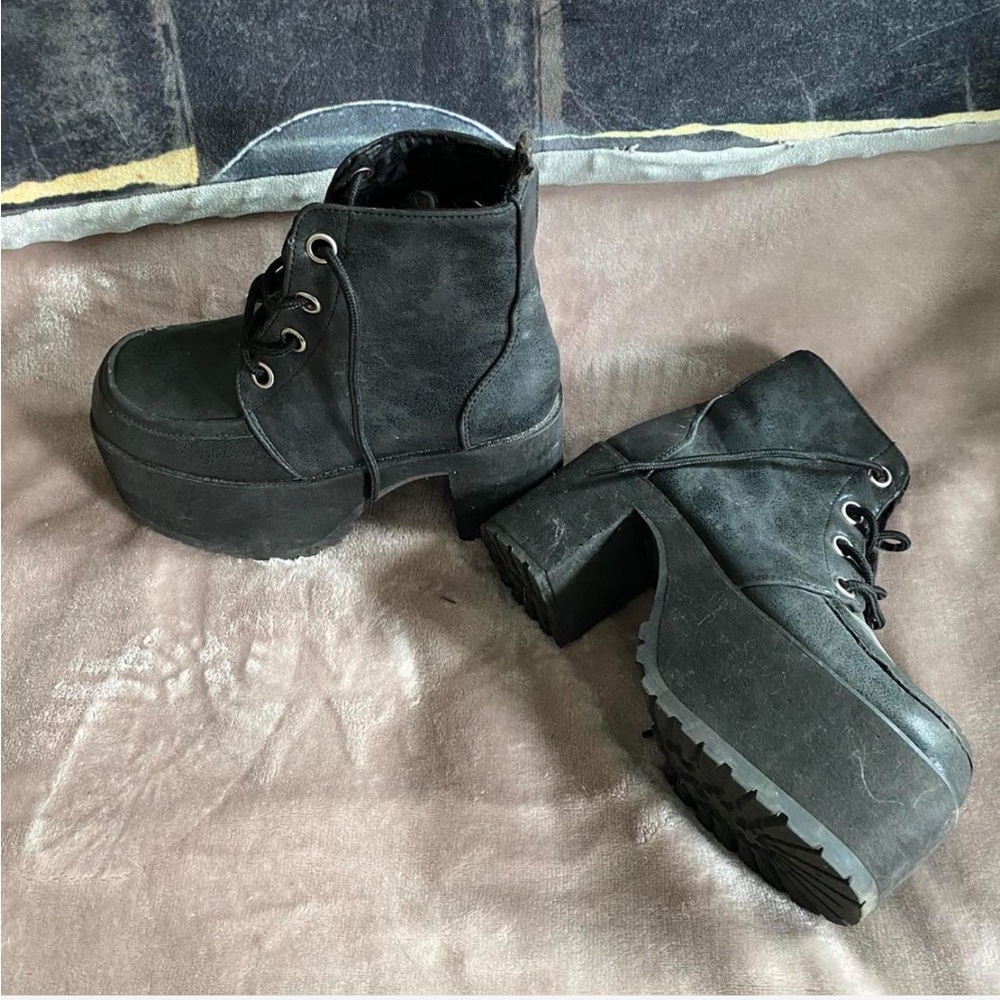Tuk platform boots